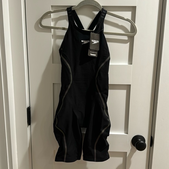 Brand new Speedo LZR Pure Intent 2.0 closed back new style - Picture 3 of 5